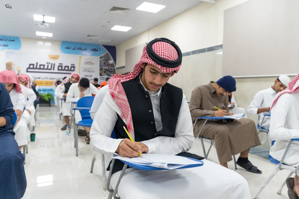 طلاب الثانوية في محاكاة اختبار القدرات بمجمع العريجاء